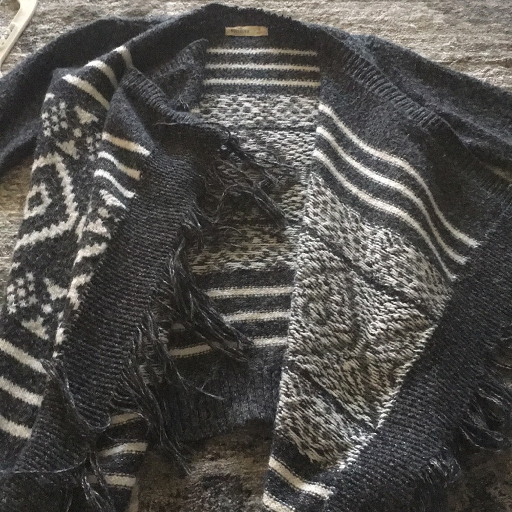 Hollister cardigan size: small barely worn